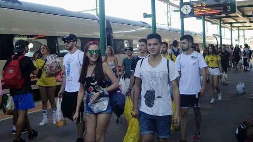 Un grupo de jóvenes, en la estación de Vilagarcía. // Iñaki Abella