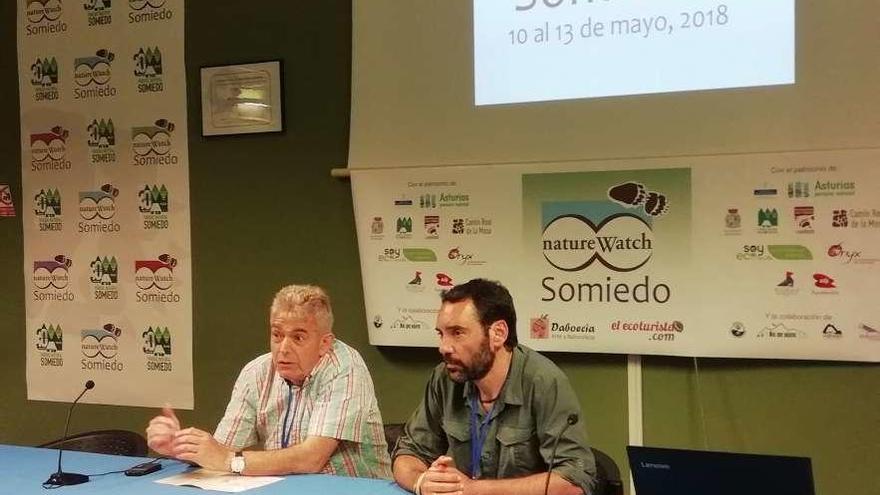 Belarmino Fernández y Fernando Alonso, en la presentación de los actos de &quot;Nature Watch&quot;, ayer, en Pola de Somiedo.