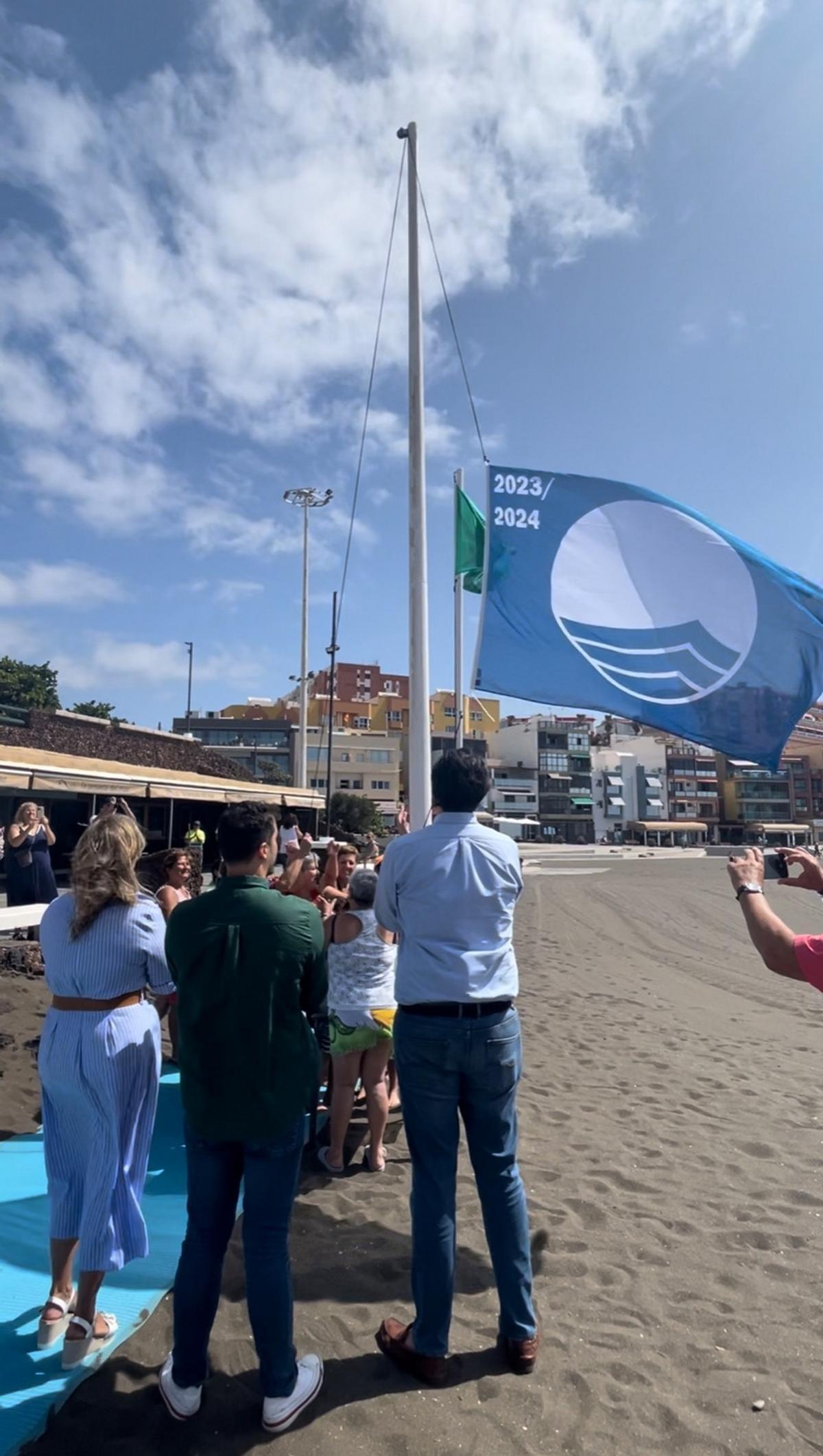 Juan Antonio Peña y María Inmaculada González celebran el izado de la bandera azul en Melenara.