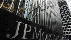 Archivo - Un signo de JPMorgan Chase & Co bank en su sede en Nueva York, 15 de marzo, 2013.