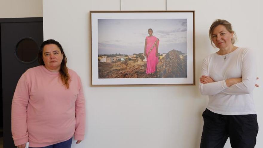 Beatriz Polo y Natasha Lebedeva posan junto a una de las fotografías de Rif Spahni en la que retrata a Yerramma.   | J.A. RIERA
