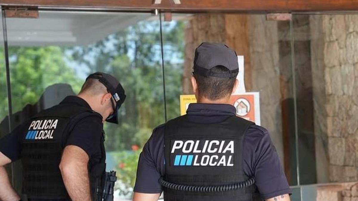 Dos agentes durante una inspección.