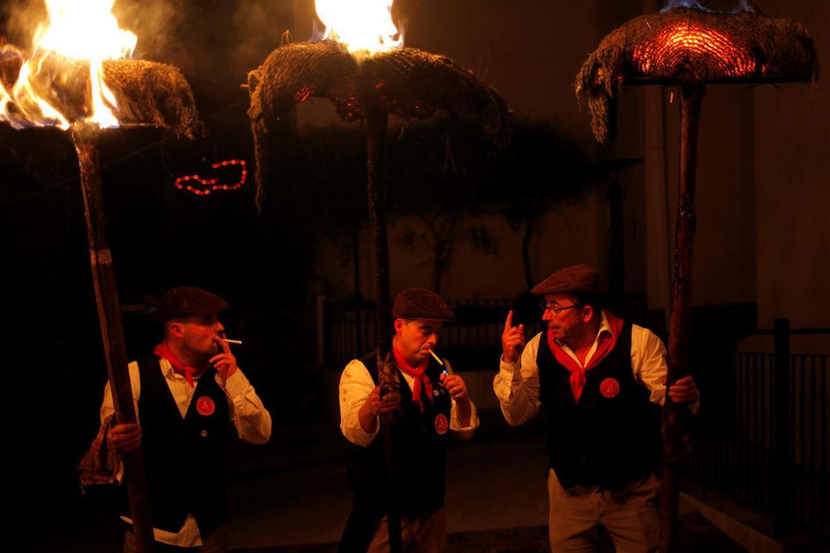 La localidad de la Sierra de las Nieves se llena de luz debido a la quema de los rondeles, antiguos capachos de esparto que se usaban en las prensas de los molinos de aceite para molturar la aceituna.
