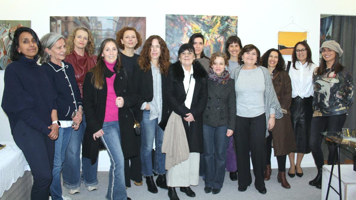Algunas de las artistas de la exposición «Ellas», en la microgalería Quadro (Fermín Penzol).