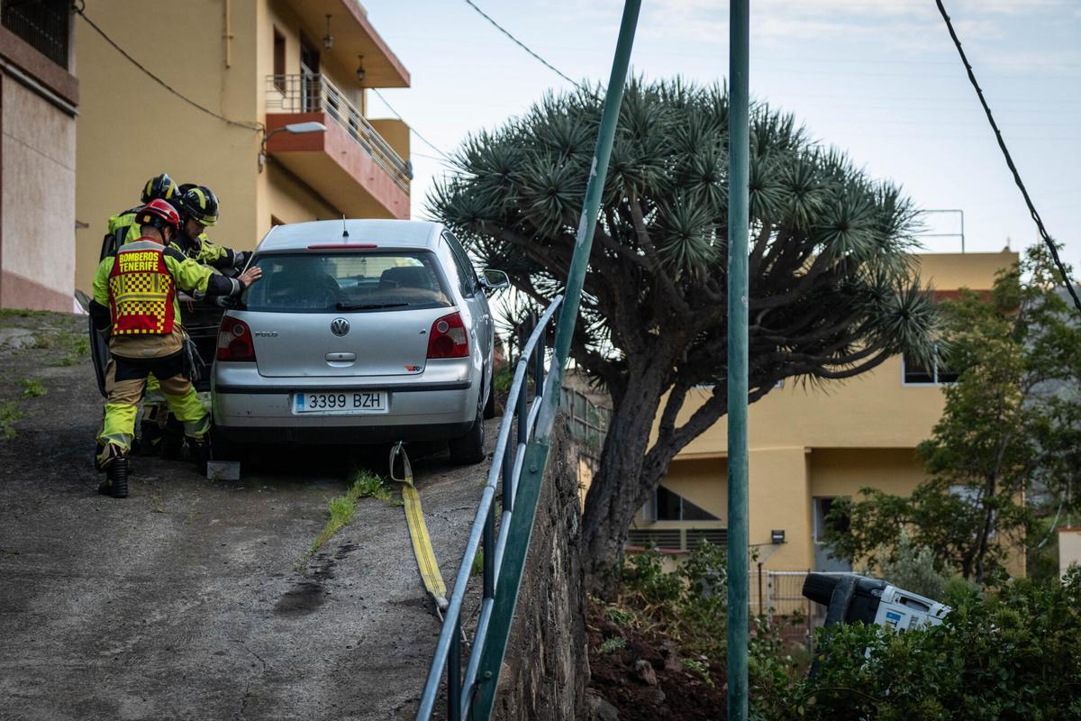 Siete coches afectados al caerse una calle en Valleseco por la borrasca Therese