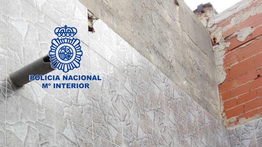 Cae una banda que ocultaba la droga en la pared de una vivienda deshabitada