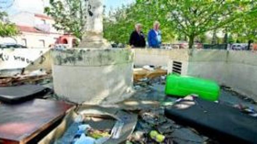 El PSOE pide al gobierno local que arregle la fuente de la Picuriña