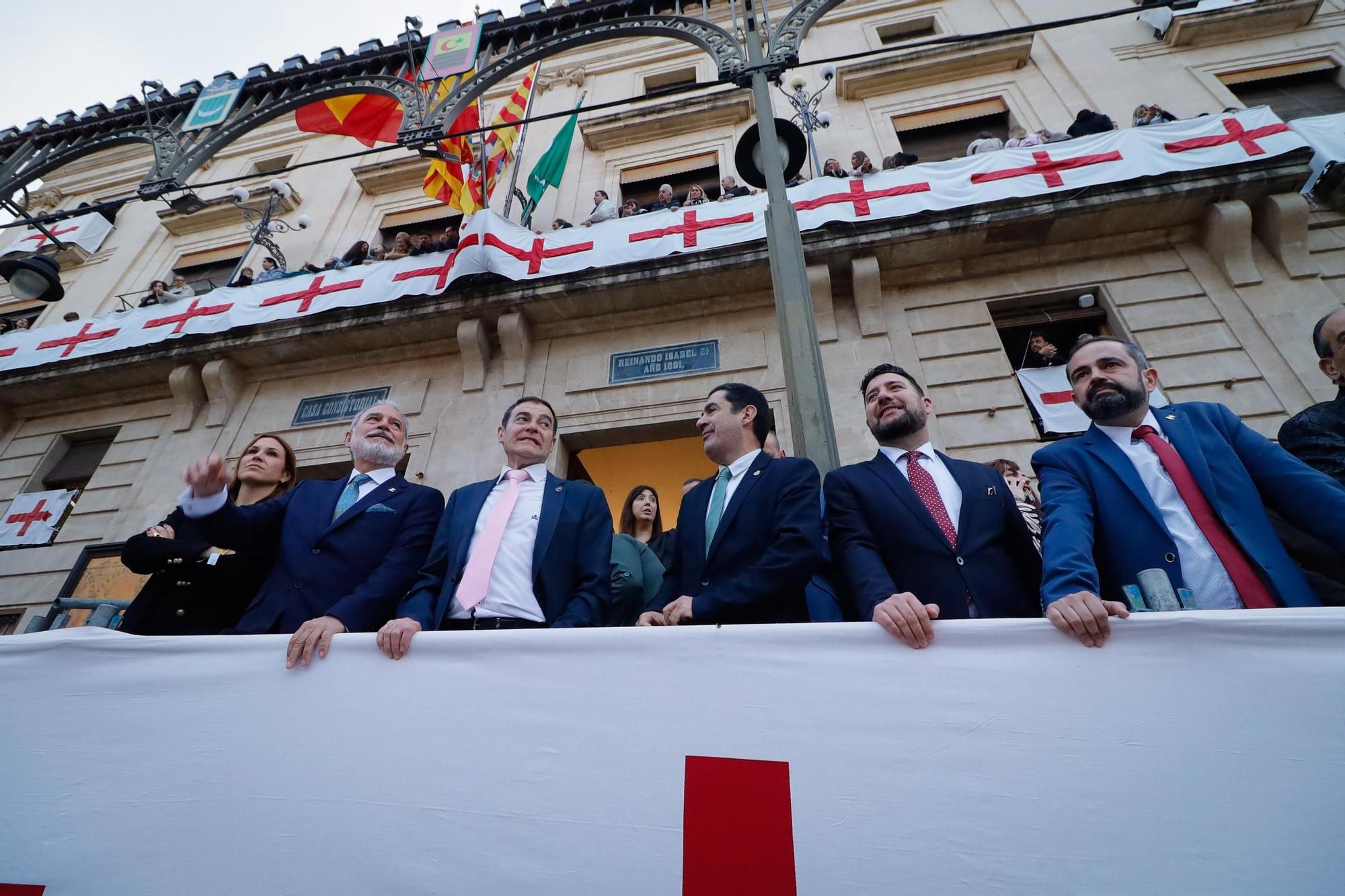 El Himno levanta el telón de la Fiesta en Alcoy
