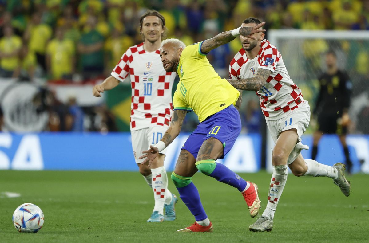 . RAYAN (CATAR), 09/12/2022.- Marcelo Brozović (d) de Croacia disputa un balón con Neymar de Brasil hoy, en un partido de los cuartos de final del Mundial de Fútbol Qatar 2022 en el estadio Ciudad de la Educación en Rayán (Catar). EFE/Juanjo Martin