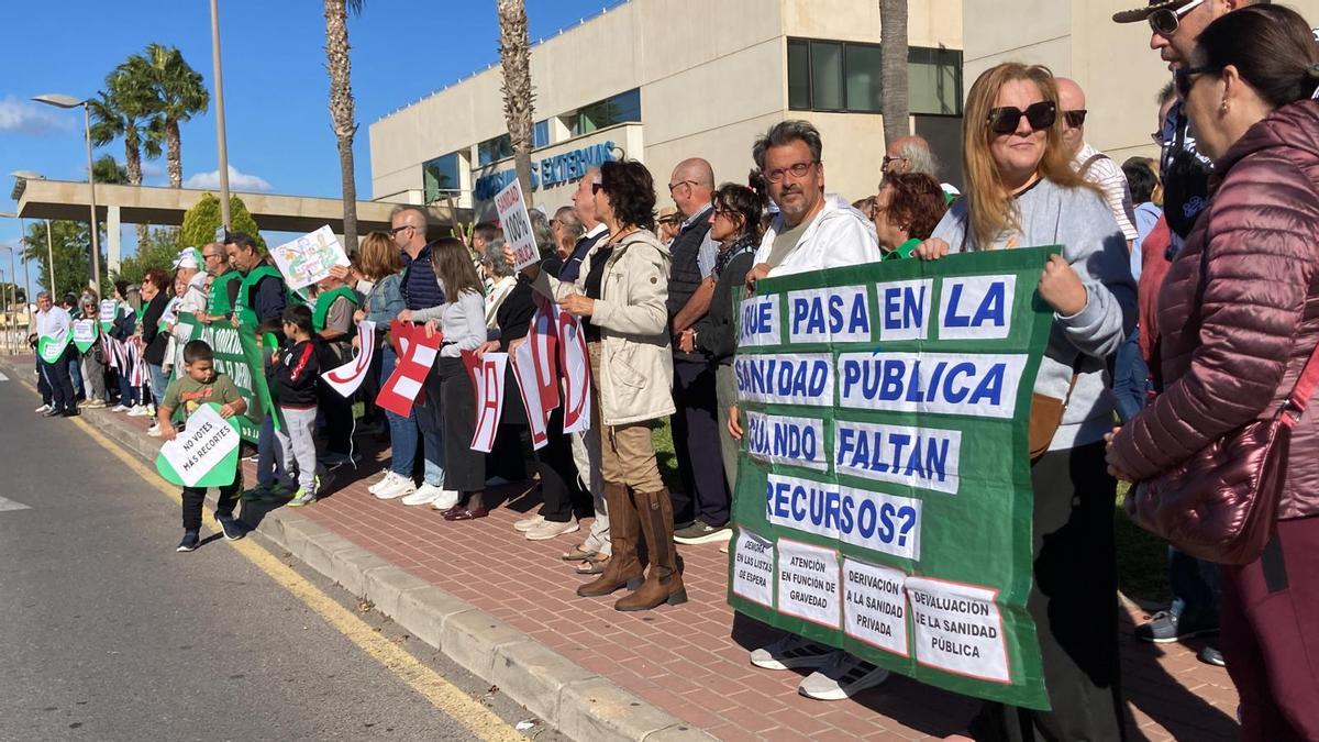 Un momento de la concentración en el Hospital Universitario de Torrevieja