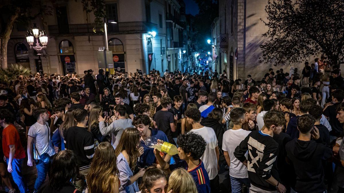 Ambiente en la plaza del Consell de la Vila, durante las fiestas de Sarrià de 2021 /