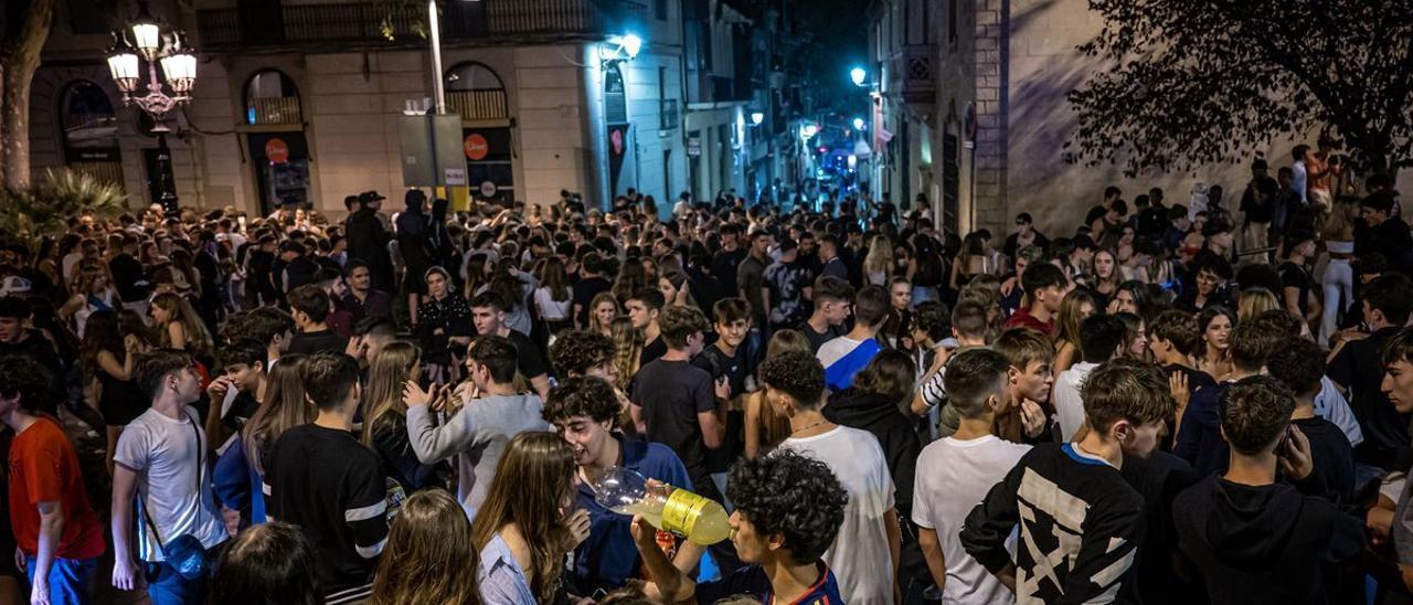 Ambiente en la plaza del Consell de la Vila, durante las fiestas de Sarrià de 2021 /