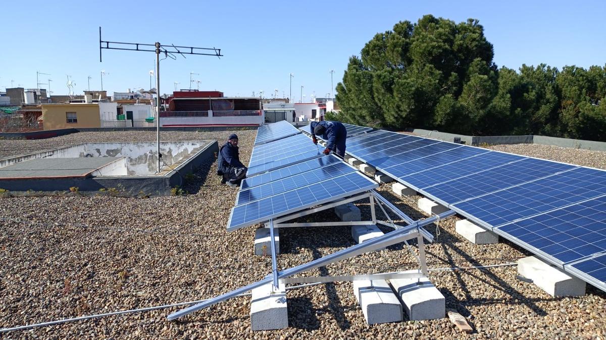 Instalación de placas solares en el tejado de un edificio.