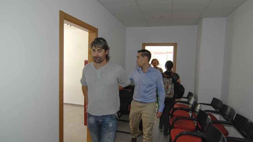 Jesús Nieto y Luciano Huerga en una visita al Centro Cívico en marzo.