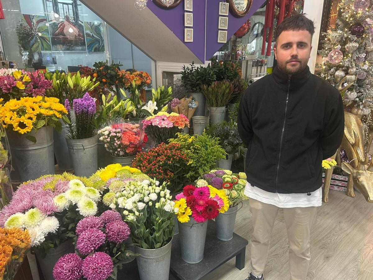 Diego, de LilasFloristas, en su establecimiento de O Castiñeiriño.