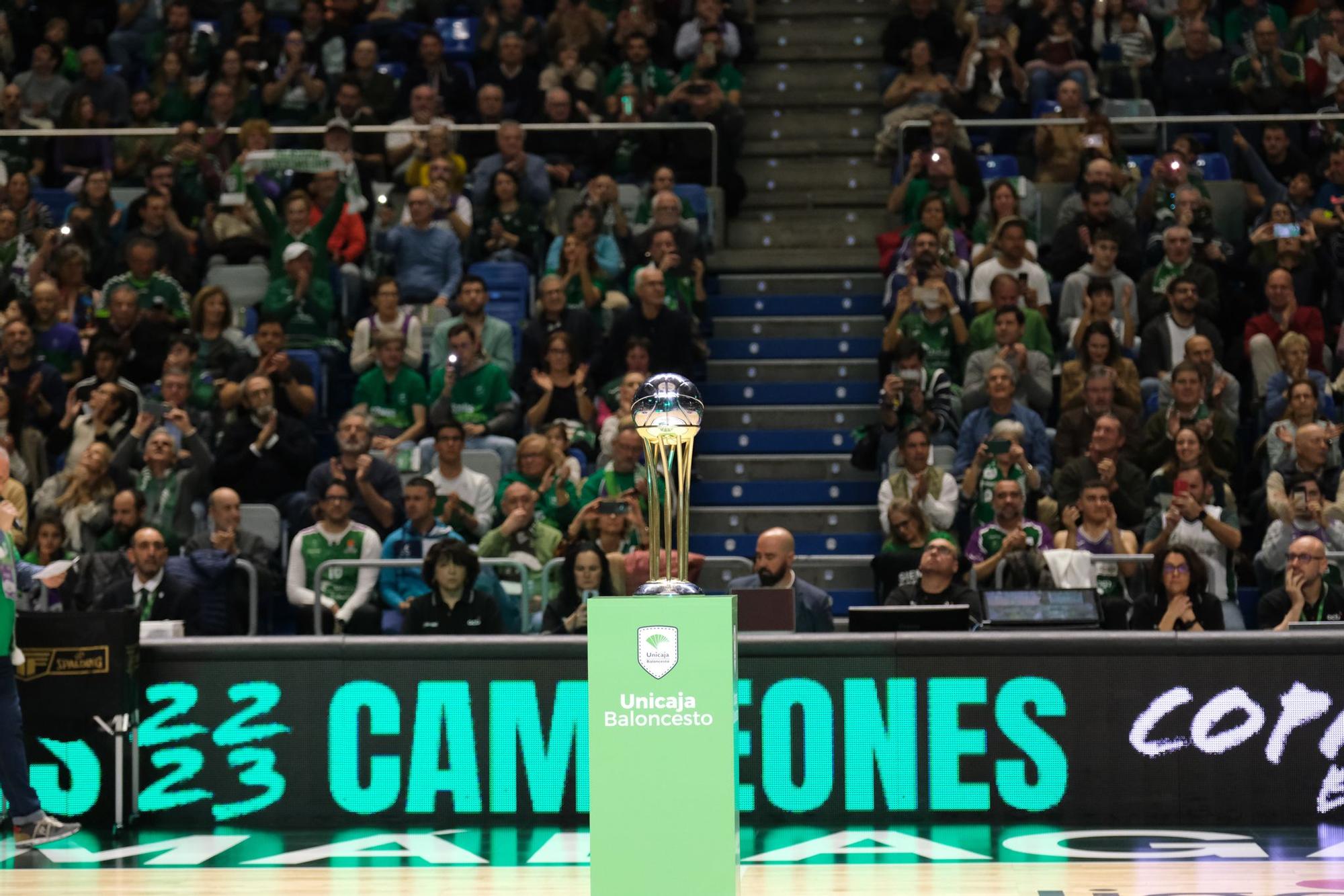 La afición celebra el título de Copa en la previa del Unicaja - Girona
