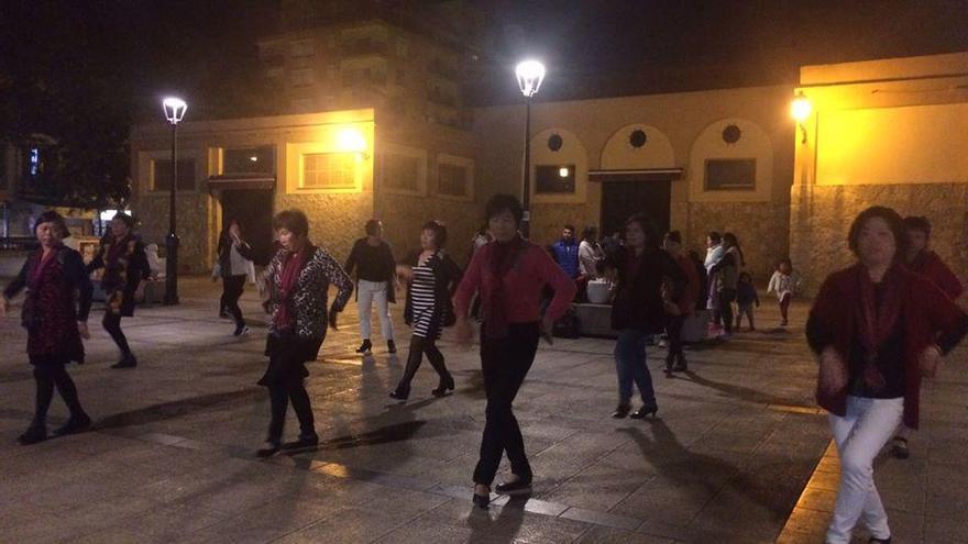 Las mujeres chinas, durante su baile tradicional.