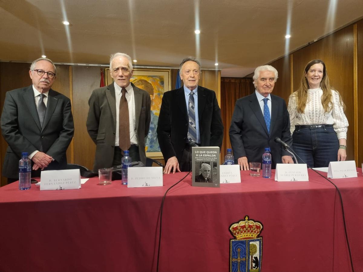Por  la izquierda, Bernardo Fernández, Pedro de Silva, Andrés Menéndez, Gustavo Suárez Pertierra y Pilar Riesgo, ayer en el Centro Asturiano de Madrid.