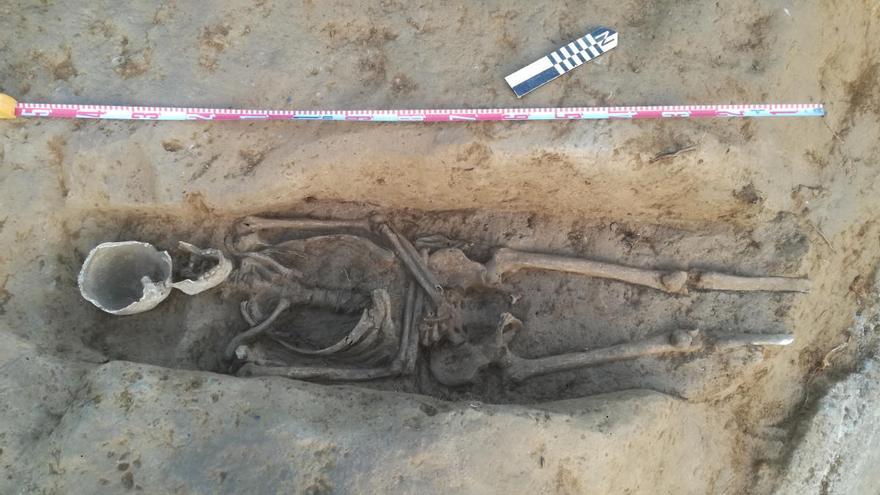 Les obres de la C-66 treuen al descobert un edifici a Sant Ferriol i dos esquelets