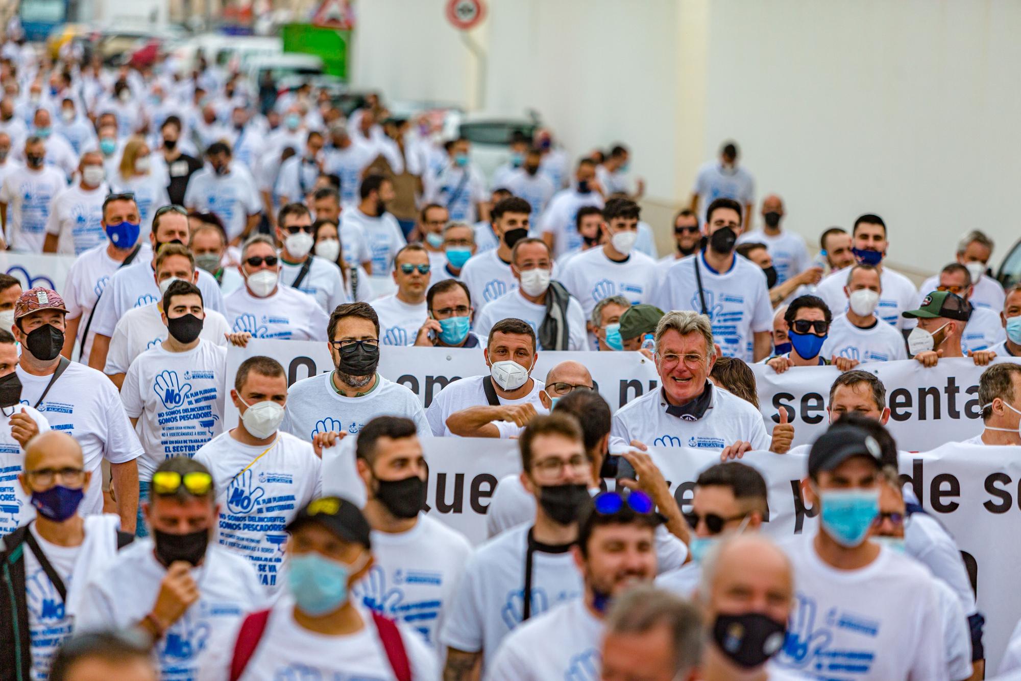 Las cofradías de la provincia protestan en La Vila contra el plan europeo que les obliga a reducir los días de faena