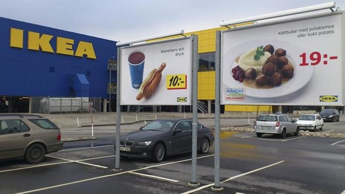 Un cartel publicita el plato de albóndigas ofrecido por la cadena de muebles IKEA en el aparcamiento del establecimiento que la firma tiene en Malmoe (Suecia).