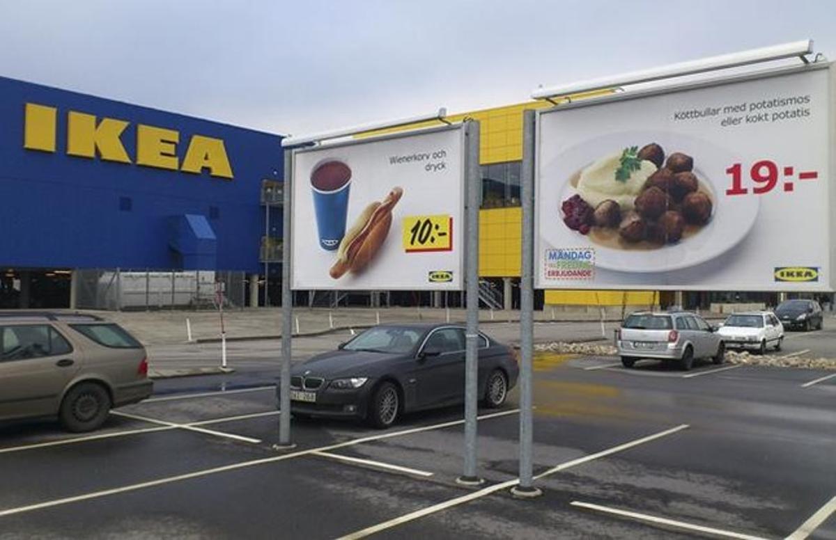 Un cartell publicita el plat de mandonguilles ofert per la cadena de mobles IKEA a l’aparcament de l’establiment que la firma té a Malmö (Suècia). Un cartell publicita el plat de mandonguilles ofert per la cadena de mobles IKEA a l’aparcament de l’establiment que la firma té a Malmö (Suècia).