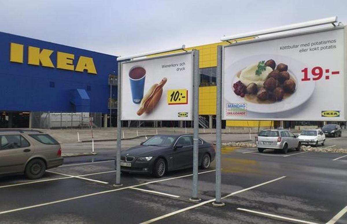 Un cartell publicita el plat de mandonguilles ofert per la cadena de mobles IKEA a l’aparcament de l’establiment que la firma té a Malmö (Suècia).