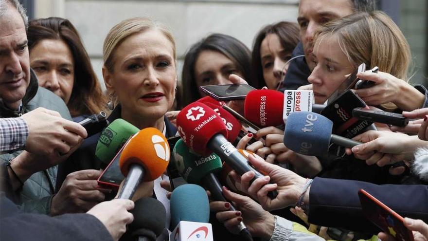 Cifuentes pide a la universidad su expediente para aclarar las notas del máster