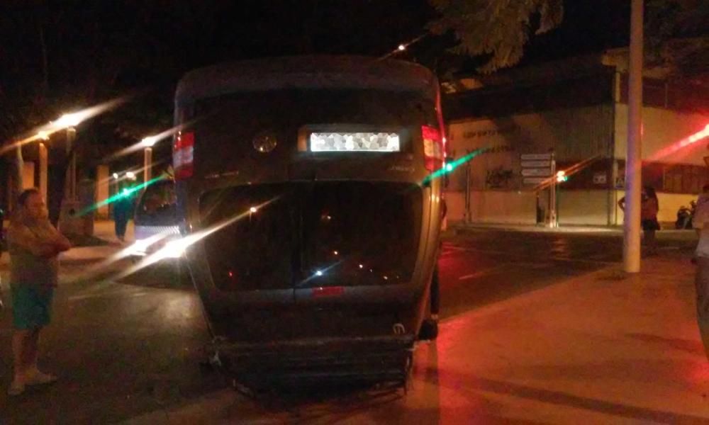 Un coche vuelca después de saltarse un semáforo en