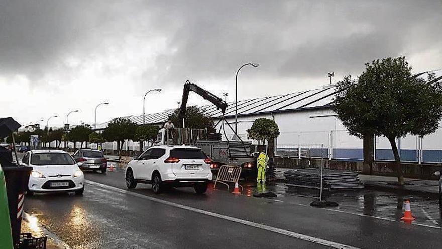 Instalación del vallado de obra en la Avenida de Ourense. // S.A.