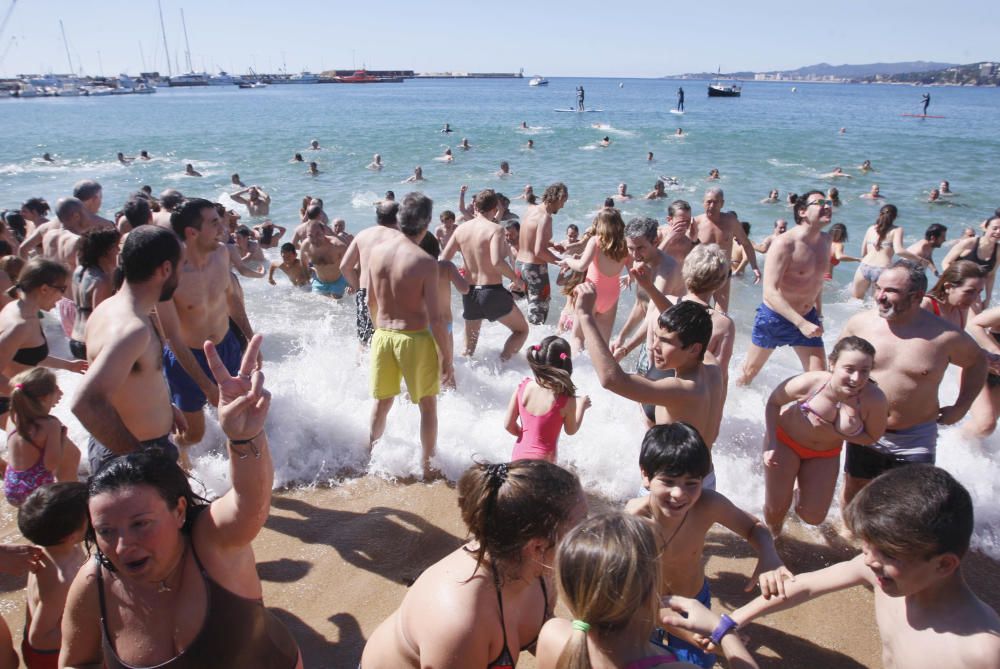 El primer bany de l''any congrega centenars de persones a Palamós