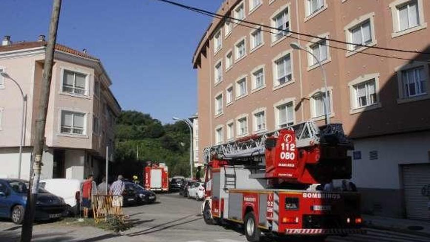 Camiones de bomberos en la calle donde se produjo el siniestro.//S.A.