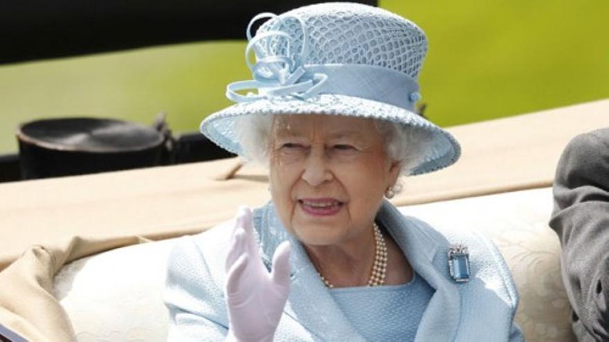 La Reina Isabel inaugura en Ascot la 'fiesta de los sombreros'