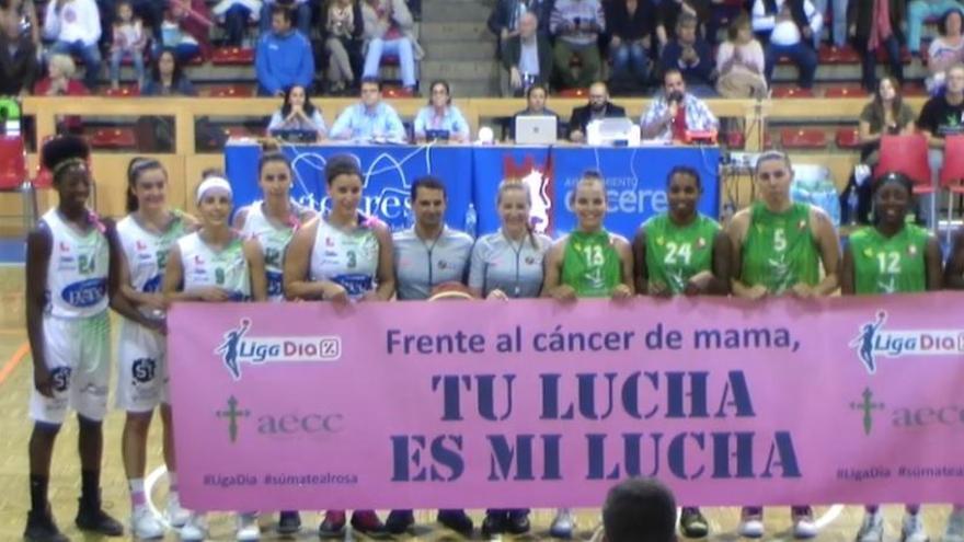 Ambos equipos con una pancarta de la lucha contra el cáncer