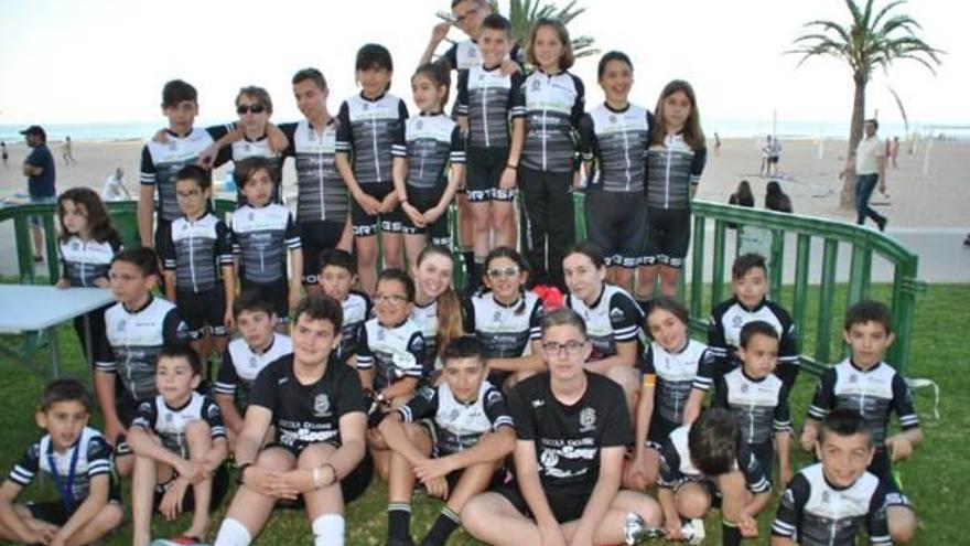 Los integrantes de la Escuela Triasport Gandia tras las pruebas del pasado sábado en la playa.