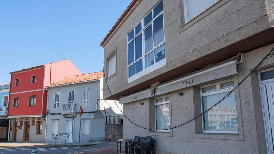 El cable telefónico «olvidado» en A Illa