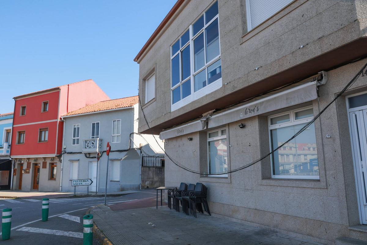 Cable telefónico caído desde hace más de dos meses en el paseo de O Cantiño.