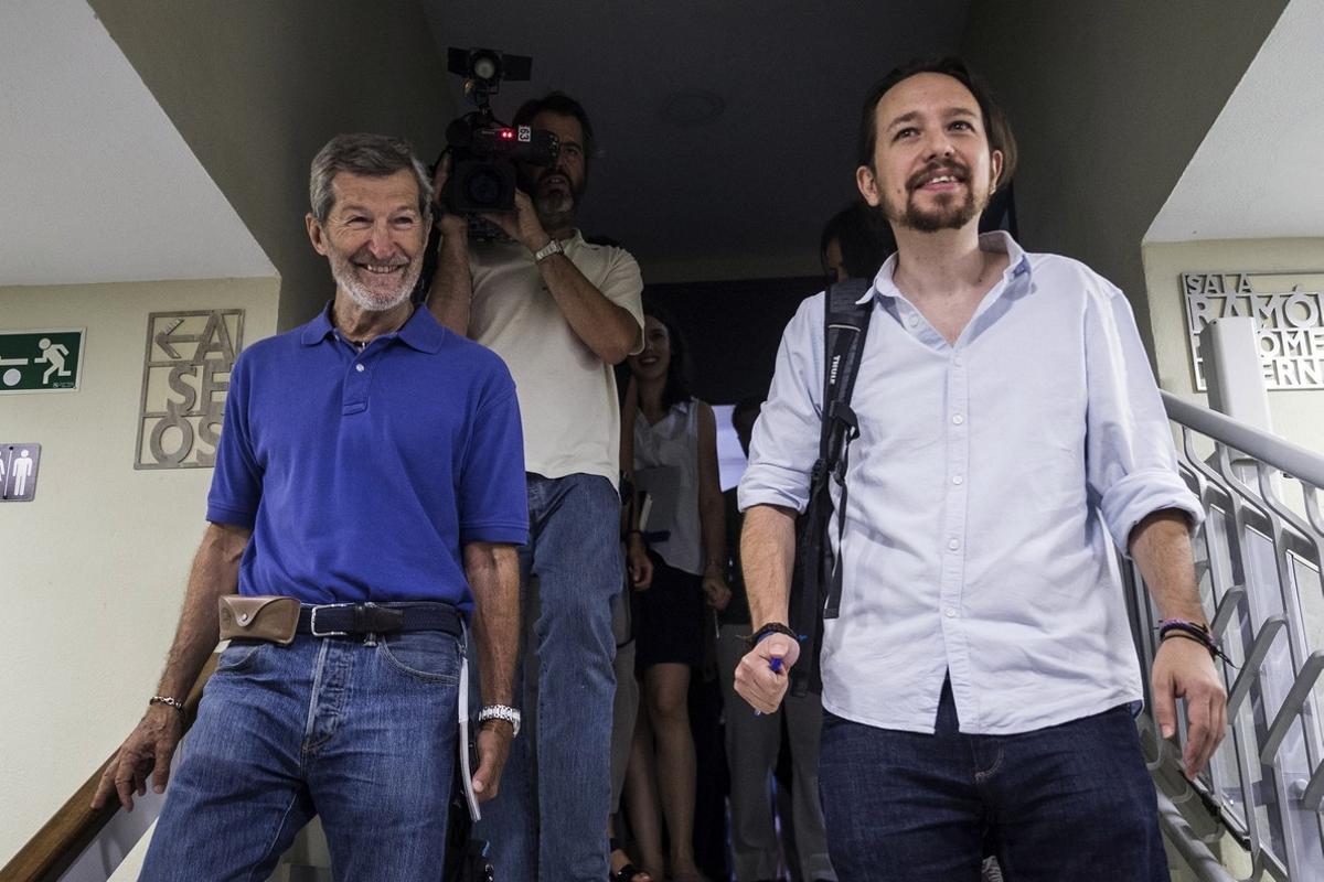 GRA149  MADRID  09 07 2016 - El lider de Podemos  Pablo Iglesias  d   y el cabeza de lista por Almeria en las pasadas elecciones  Julio Rodriguez  i   a su llegada a la reunion del Consejo Ciudadano  maximo organo de direccion del partido entre asambleas  celebrada hoy en Madrid para analizar los resultados de las elecciones generales que les han llevado a perder un millon de votos  La direccion de Podemos ha ratificado hoy la propuesta de Iglesias de incorporar como  invitado permanente  para asuntos de Defensa del Consejo Ciudadano al exjefe del Estado Mayor de la Defensa  JEMAD  Julio Rodriguez  quien tampoco logro escano en el Congreso el pasado 26 de junio  EFE Emilio Naranjo