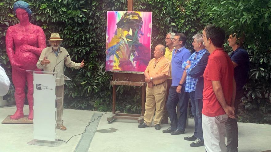 Jorge Rando, el pasado viernes en la inauguración de la exposición. Detrás, un retrato pintado por las nueve personas con trastorno mental grave