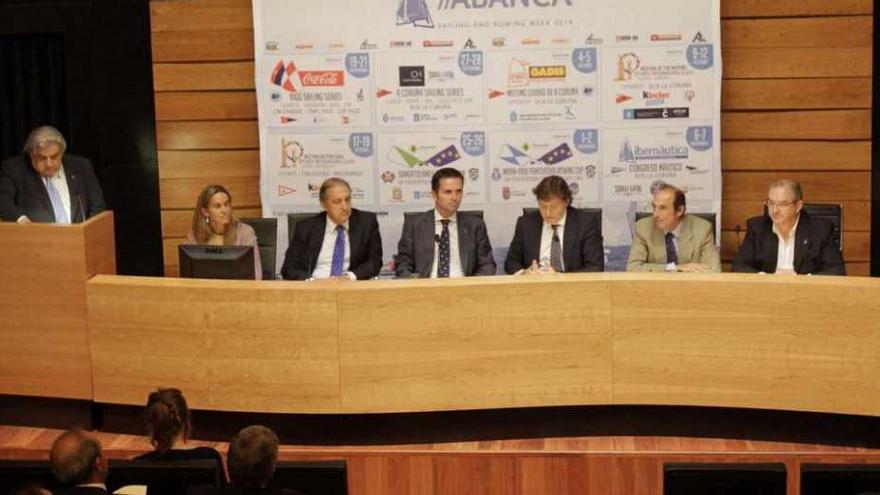 De izq. a dcha., Pedro Seoane, María Trocoso, Chema Figueroa, Gabriel González, José Ramón Lete, Mauro Olmedo y José Prada, ayer en la presentación.