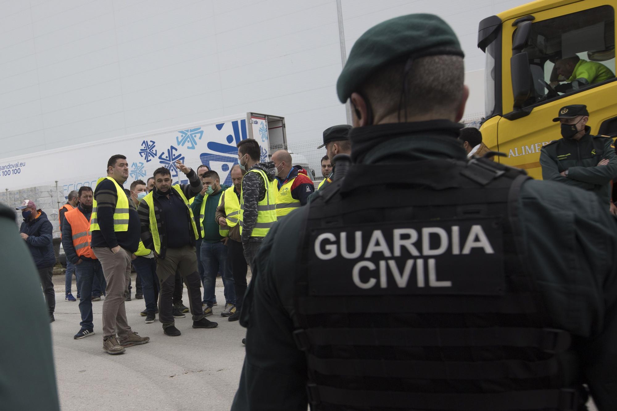 EN IMÁGENES: así está siendo el paro del transporte en Asturias