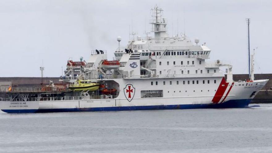 El buque hospital &quot;Esperanza del Mar&quot;, del Instituto de la Marina, fabricado en Gijón, atraca en El Musel