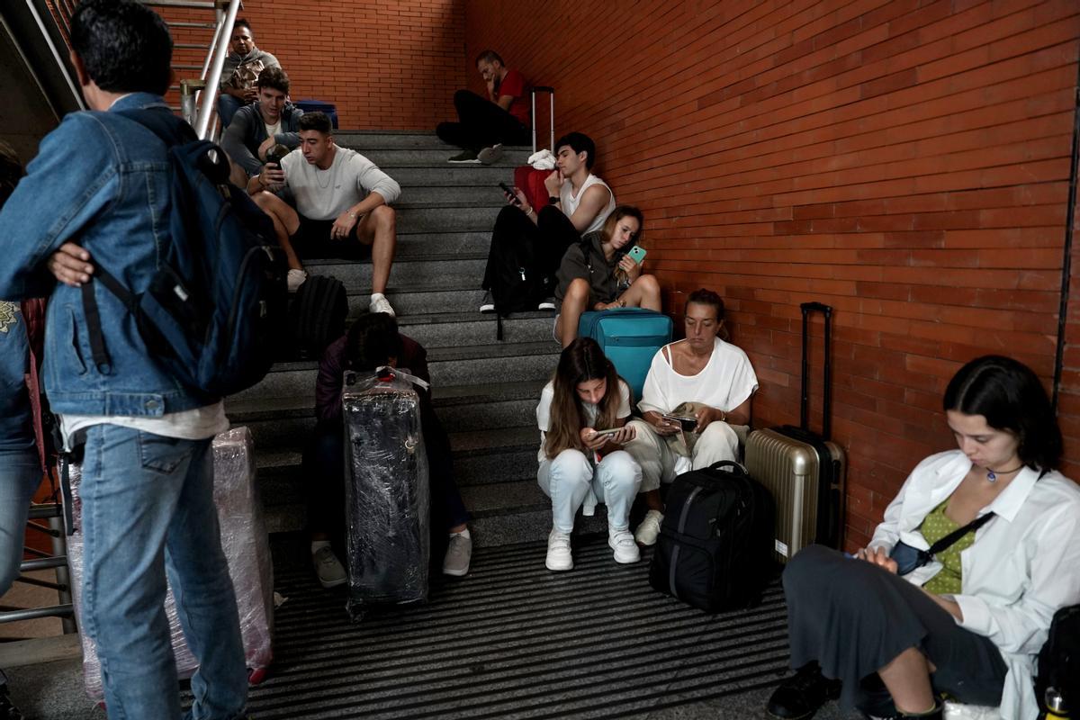 Caos en la estación de Atocha-Almudena Grandes en Madrid