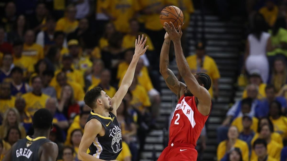 Los Raptors barren a los Warriors y quedan a un partido de la gloria