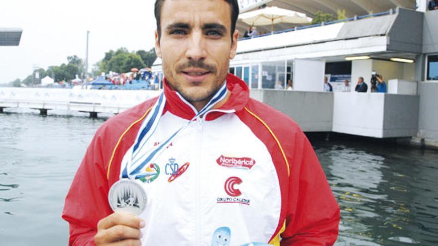 Tono Campos, con su medalla de plata. // FDV