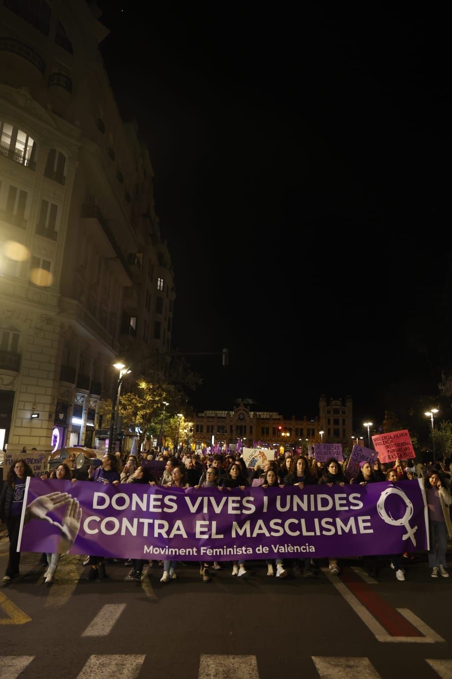 València se tiñe de morado en la lucha contra la violencia machista