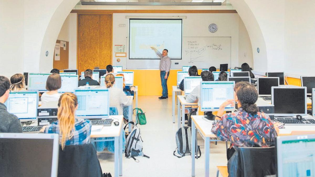 El Centro fomenta el intercambio de los estudiantes entre universidades nacionales e internacionales