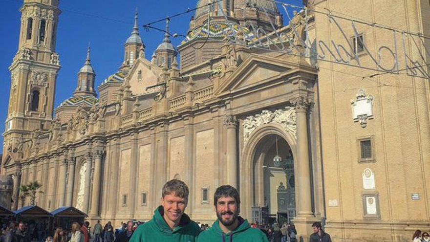 Kuzminskas y Díez, ayer en la plaza de El Pilar de Zaragoza.