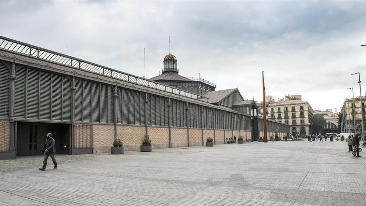 Imagen de la explanada frente al Mercat del Born.