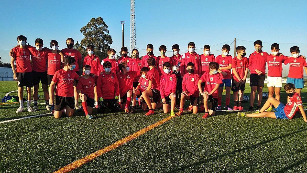 Jugadores de la Escola Estrada posan durante su entrenamiento de ayer en el Regueiro. |  // L.D.